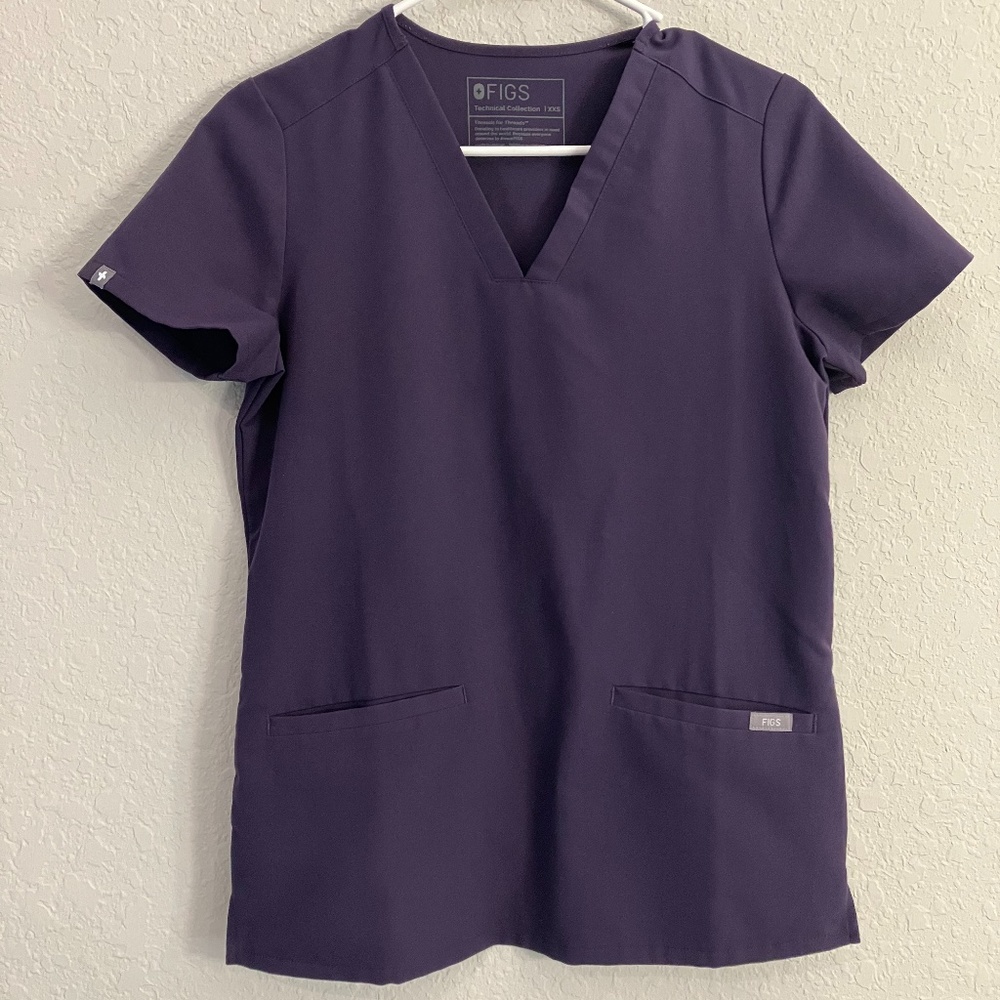 FIGS Casma™ - Three-Pocket Scrub Top Purple Shadow XXS